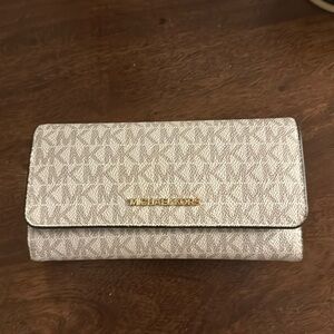 White trifold wallet